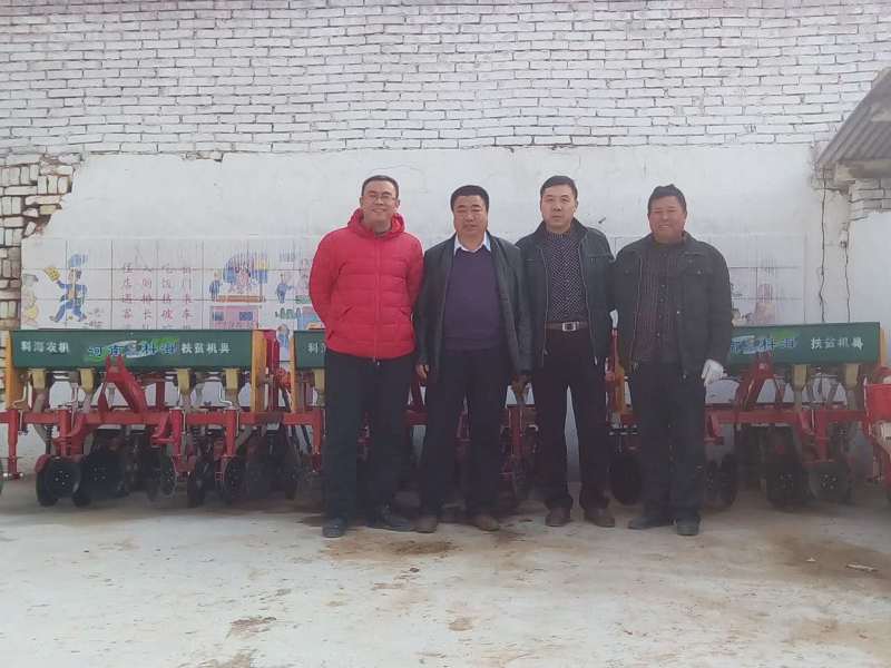 11月10日科海廷機械有限公司李經(jīng)理攜農(nóng)業(yè)裝備下鄉(xiāng)扶貧